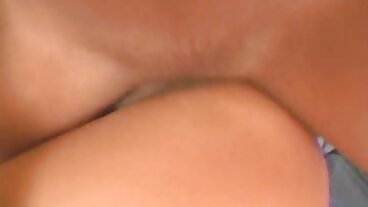 Ligger Och Tittar Upp I italiensk porr Kjolen